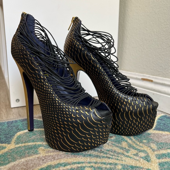 LONDON TRASH - Size 8 LT. CRUSH Gold and black leather platform heels - Picture 16 of 16